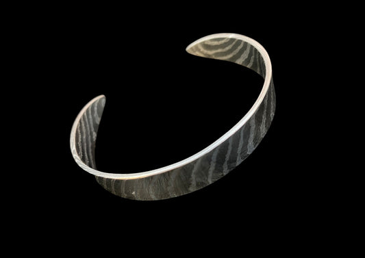 Hand-Forged Damascus Steel Crescent Cuff Bracelet – Pattern-Welded Open Bangle