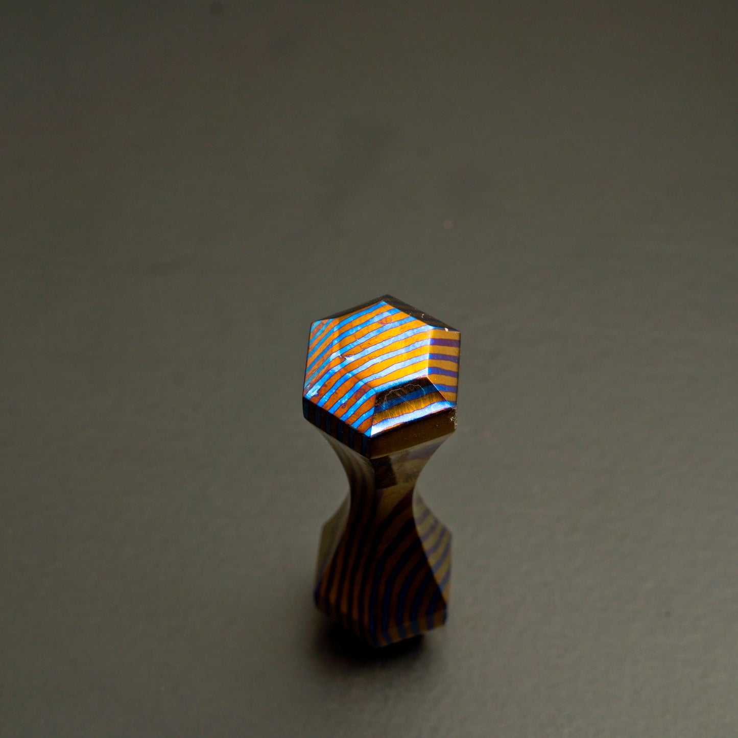 Hand Forged NiobiuTi 6 Sided Begleri Knuckle Roller Fidget Toy